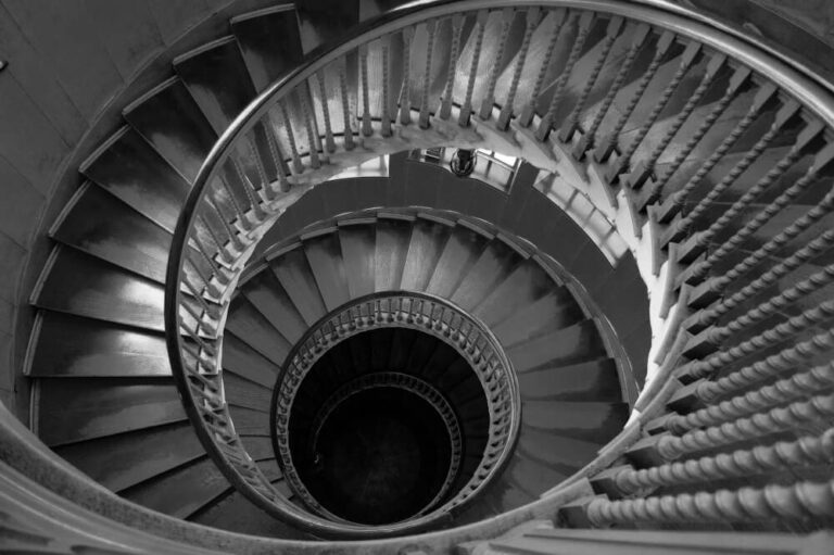 Czy schody spiralne pasują do każdego wnętrza?
