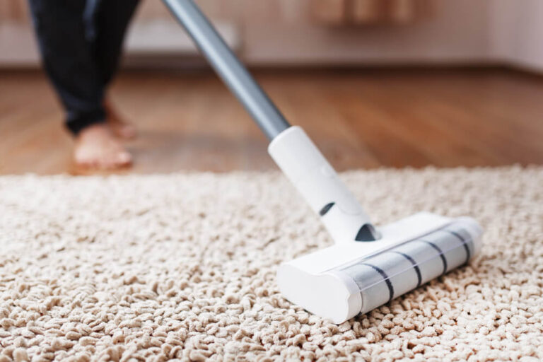 Jak skutecznie czyścić dywan?